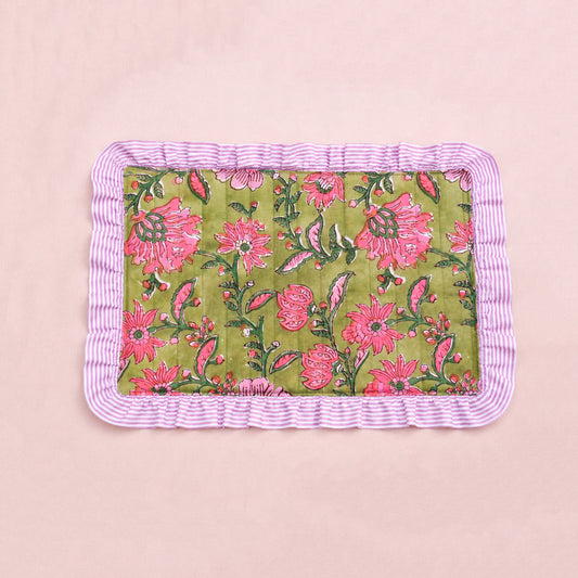 Patterned placemats quilted with raffles