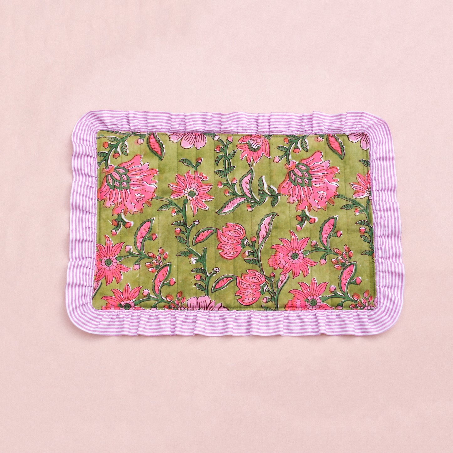 Patterned placemats quilted with raffles