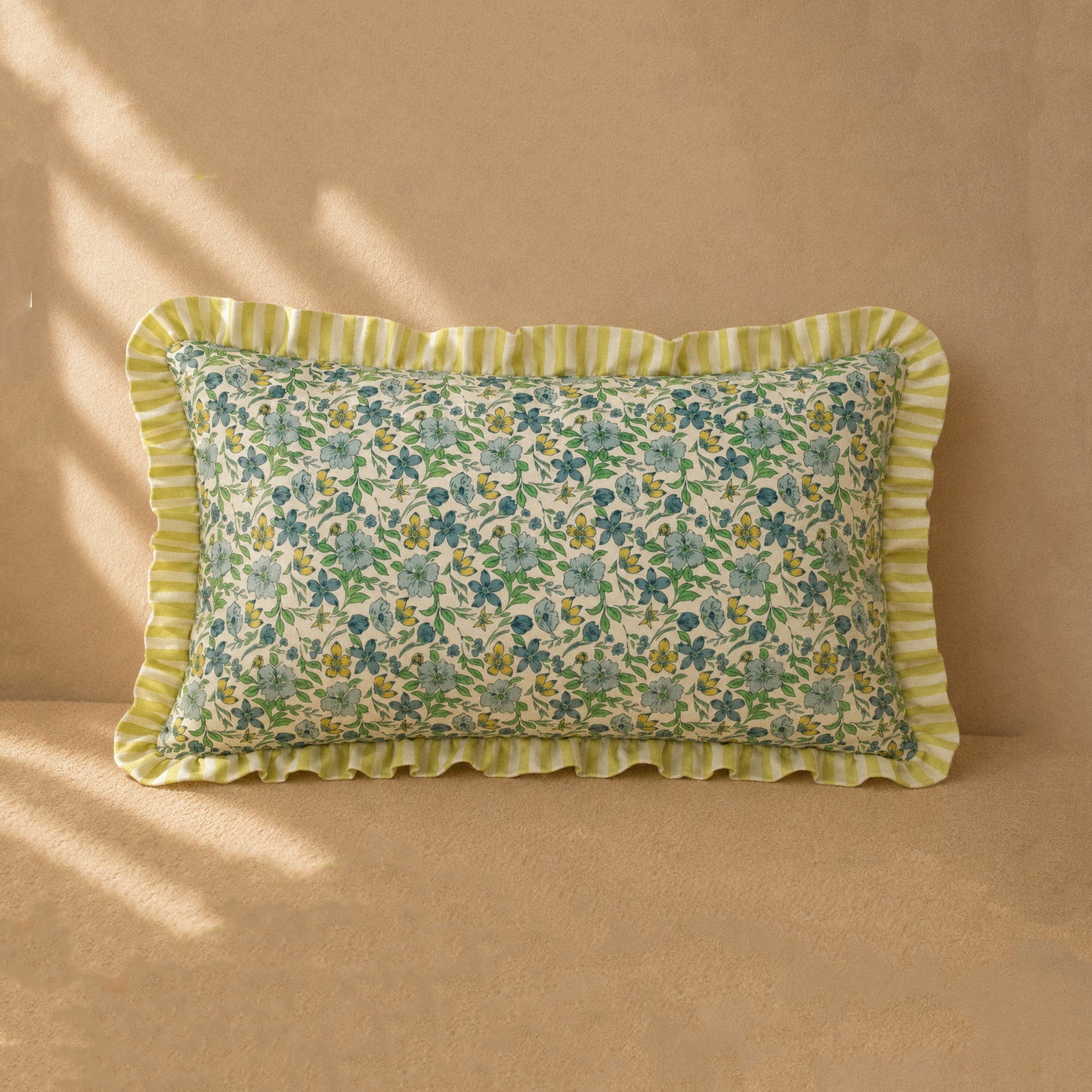 Rectangular cushion with ruffles