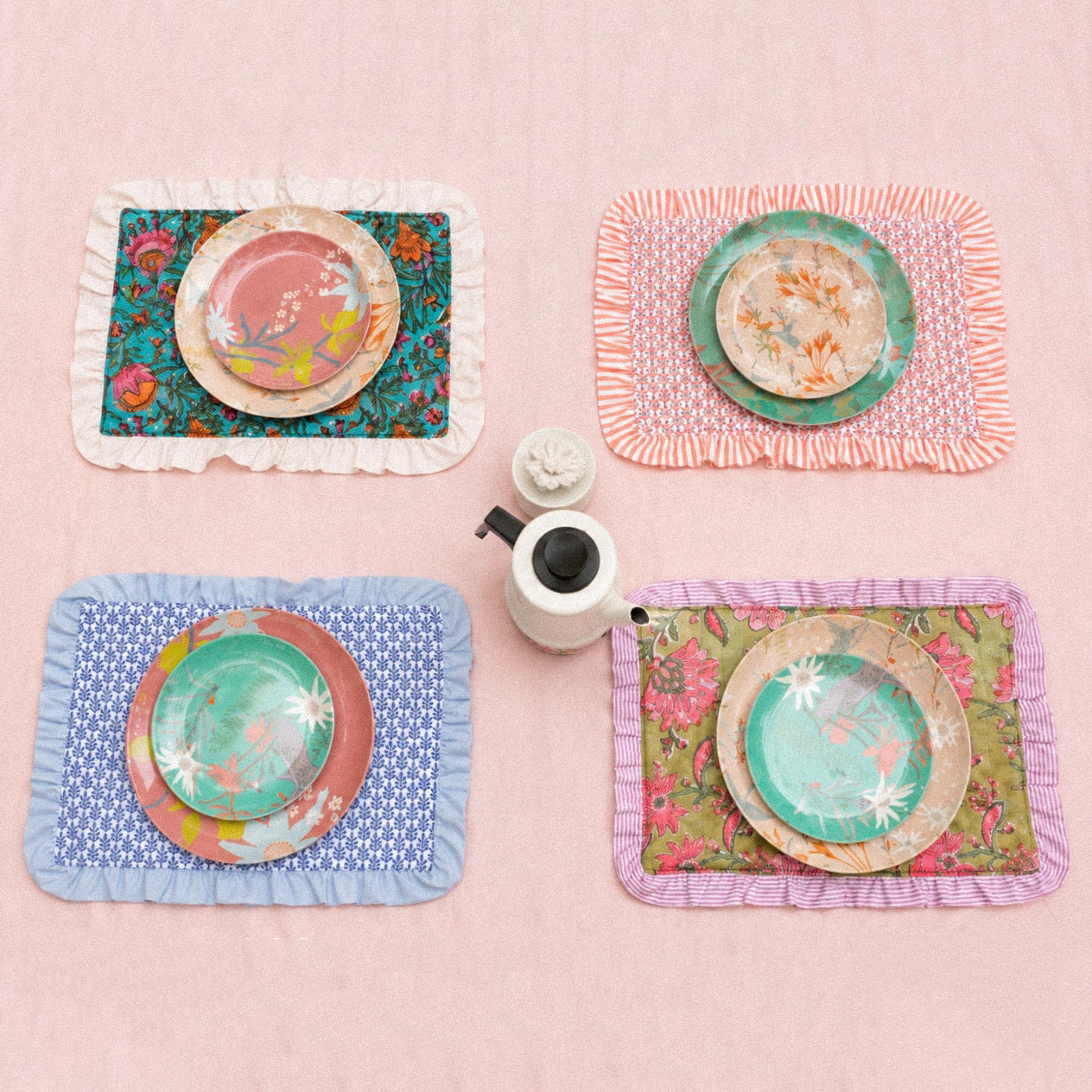 Patterned placemats quilted with raffles